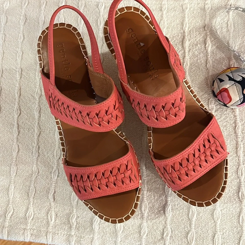 NWOT Gentle Souls Elyssa Wedge 2 Band Sandals. Ladies9.5. 3-1/2 Wedge heel.